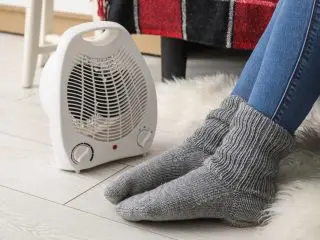 セラミックファンヒーターを在宅勤務で酷使して壊れそうです… 足元が寒くて買い換え検討中ですが、何を基準に選ぶとよいでしょうか？
