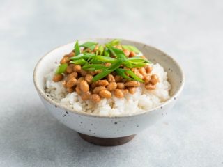 朝食を「納豆ごはん」だけにすると節約になる？ 栄養面についても解説