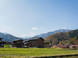 地方の友人が家も車も買っていました。年収は同じですが、生活費がそんなに安いのでしょうか？