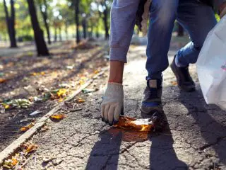 始業前、職場周辺のゴミ拾いに強制参加…これも労働時間として給与に含めるべきではないですか？