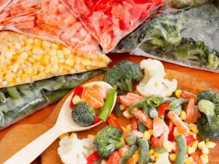 一人暮らしを始めてから「野菜」を食べる機会が減った…！手軽に摂れる冷凍食品や野菜ジュースって、いくらくらい？