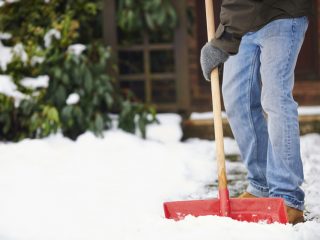 雪国在住です。始業前の「雪かき」のために早めに出勤しなければいけませんが「時間外手当」は請求できますか？ 正直、この時間を自宅の雪かきに充てたいです