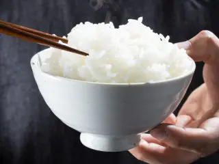 夕食で毎日お米を茶わん2杯食べています。調理の手間を減らすためパックご飯にしたいのですが、コストはかなり上がりますか？