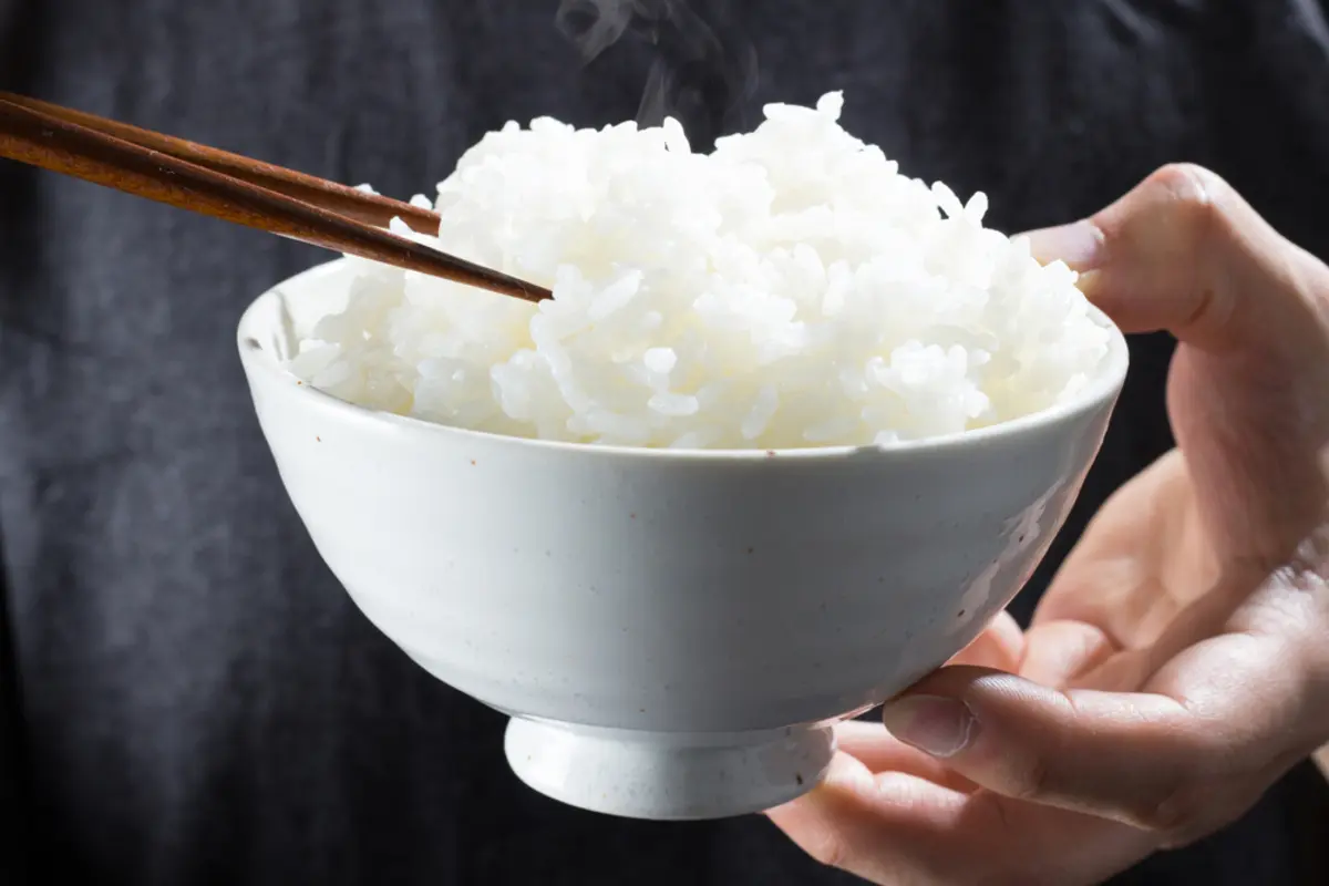 夕食で毎日お米を茶わん2杯食べています。調理の手間を減らすためパックご飯にしたいのですが、コストはかなり上がりますか？