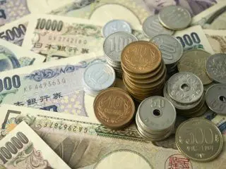 小銭をコツコツためて10万円達成！「無料で」両替する方法はありますか？