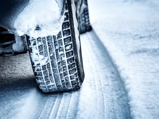 夏タイヤのままですが、「4WD」なので雪道を走っても大丈夫ですか？ 滑りにくいから問題ないと思うのですが…