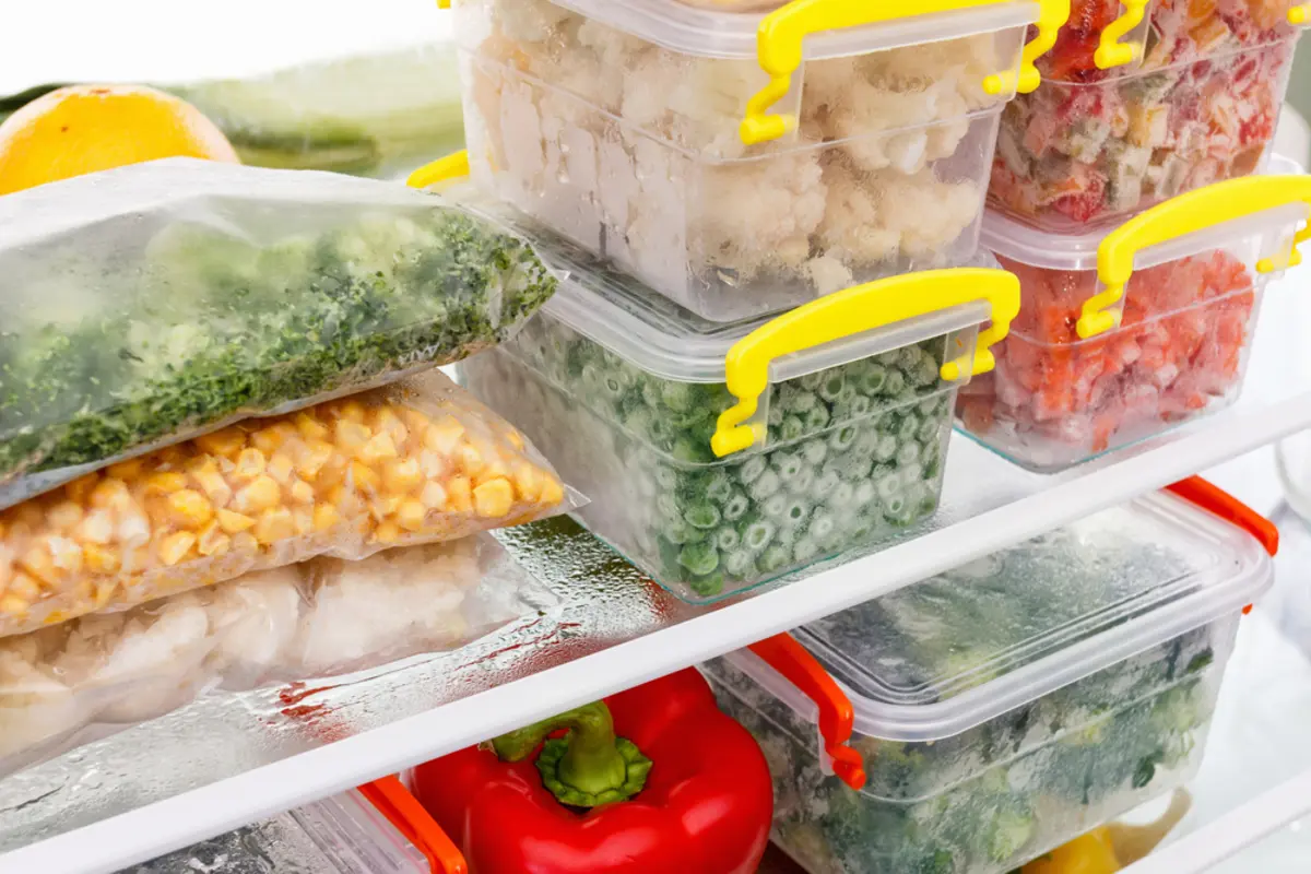 家で食品を冷凍するのと冷凍食品とでは、何がどのように違うのでしょうか？