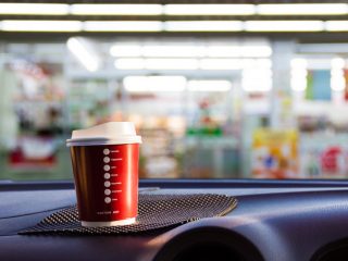 コンビニコーヒーと自家製コーヒーで香りに差はありますか？また、節約の視点だとどちらが優れているでしょうか。