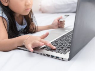 子どもに電子マネーを使わせるべきでしょうか？ 金銭感覚が狂いそうで怖いのですが……。