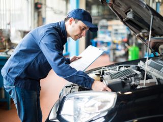 「車検代」は業者によって4万円の差になることも!? 安く車検を受ける方法を解説！