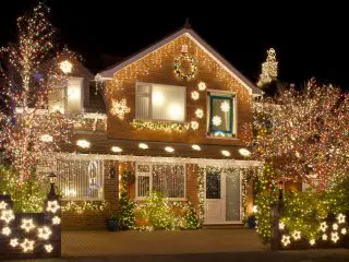 クリスマスに「豪華なイルミネーション」をしている家はお金持ち!? 電気代だけなら意外と安いって本当？ 1ヶ月の電気代を試算