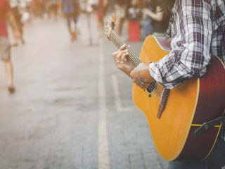 何気なく始めた路上ライブが大盛況で、月3万は稼いでいます。確定申告は必要でしょうか？