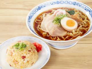 安く済む上においしいので、夕食は毎日カップ麺＋自作炒飯です。ラーメン屋で食べる場合と比較して、どれだけの節約になりますか？