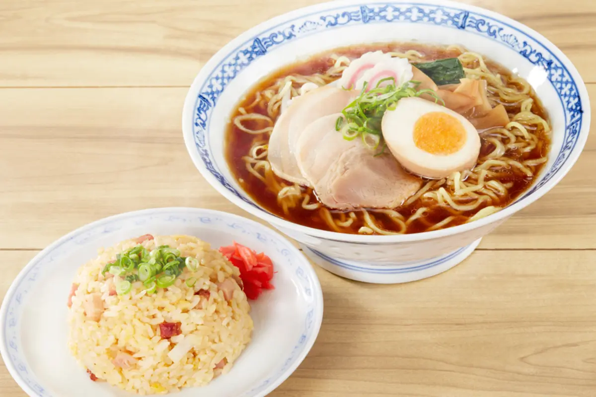 安く済む上においしいので、夕食は毎日カップ麺＋自作炒飯です。ラーメン屋で食べる場合と比較して、どれだけの節約になりますか？