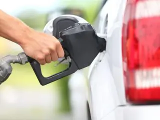 SAでガソリンを入れようとしたら、1リットル当たり「200円」超え！一般道路より高いのはなぜ？