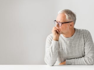 あと数年で60歳。退職後も働かなくてはならず、暗い気持ちです。60歳を超えても働くのは今では当たり前なのでしょうか？