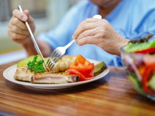 【食費は永遠に不滅？】30代独身の女です。食べることが生きがいで食費が恐ろしいのですが、歳を取れば自然と少食になっていきますよね……？