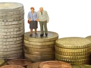 定年退職時、「3000万円」も貯めている人が多い!?「必要最低限」の暮らしを行うためにはいくら必要？