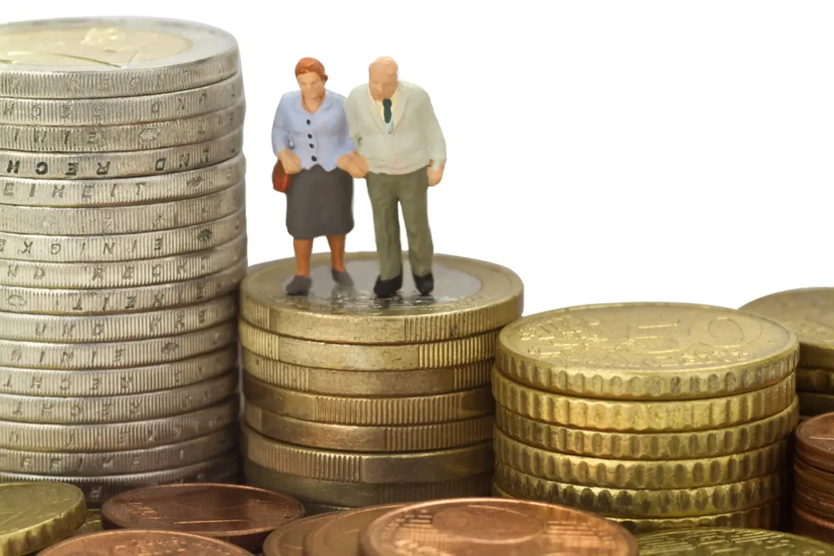 定年退職時、「3000万円」も貯めている人が多い!?「必要最低限」の暮らしを行うためにはいくら必要？