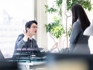 「帰る前に先輩の仕事を手伝え」と言われました。仕事を早く終えるだけ損するなら、ゆっくりやろうかなと思ってしまいます。