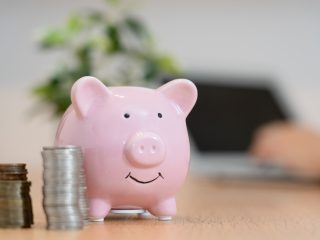 高校生の息子の貯金箱に「100万円」が！「お年玉で貯めた」と誇らしげですが、親としては「税金」が心配です。いくらかかるでしょうか…？