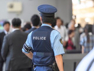 【大卒と公務員】大卒社会人の息子が警察官に転職すると言っていますが、大卒資格のメリットはありますか？危険そうだし、できれば民間に転職してほしいです……。