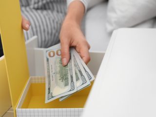 妻が「児童手当はタンス預金する」と言い張っています。「贈与税」を回避したいようですが、児童手当にも贈与税がかかるって本当でしょうか？