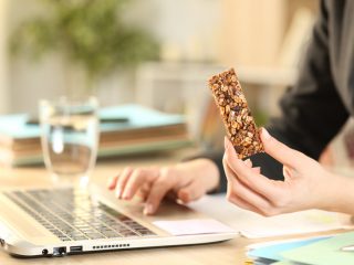 仕事中についついお菓子を食べてしまい、お財布が苦しいです。社会人の毎月のお菓子代を教えてください！