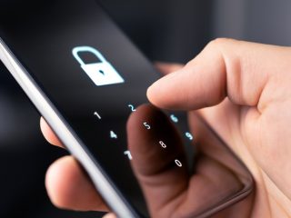 スマホの暗証番号を忘れてしまった！ 初期化を業者に頼む場合はいくらかかる？ 自力で初期化する方法はあるの？