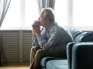 3ヶ月後に65歳になりますが、その前に退職して「失業給付」をもらうか「働き続けるか」で迷っています。受け取れる金額はどう変わりますか？