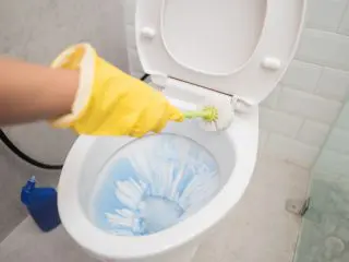職場の「トイレ掃除」は20代だけでやっています。「若手がやるもの」という暗黙の了解があるのですが、不公平ではないでしょうか？