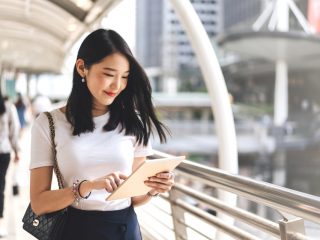 田舎から上京して「賃金の高さ」に驚愕…！20代の正社員の「平均年収」の差はどれくらいある？