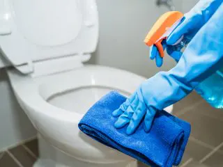 会社で始業前に「トイレ掃除」をしなければなりません。この時間に給料が払われないのはおかしくないですか？ 拒否もできず悩んでます…