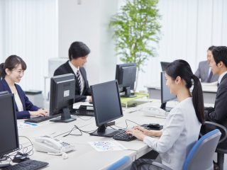 「県庁職員」と「市役所職員」年収が高いのはどっち？ 意外に大きな差はないの？ 仕事内容や転勤時の「引っ越し」の有無についても解説