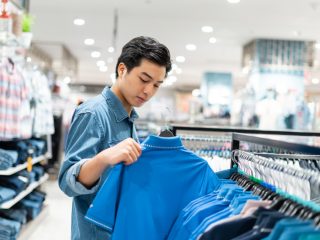 【仕事とお洒落の問題】服に無頓着な23歳男性です。仕事用のスーツがあれば十分ですよね？同世代は私服にいくら使っているのでしょうか？