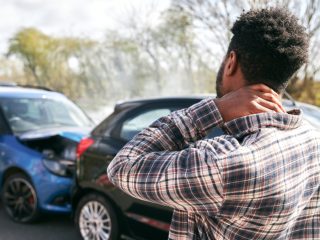 社用車を不注意でぶつけてしまった…！会社から「修理代は給与から引く」と言われましたが、これっておかしくないですか？