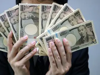 タンス預金「1000万円」を、そろそろ銀行に預けようと思います。金額が大きいと「銀行」や「税務署」に何か言われますか？ 脱税を疑われないか心配です…