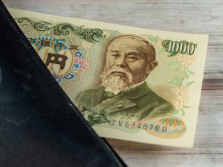 大掃除でボロボロになった「伊藤博文」の千円札を発見！ 銀行で交換してもらえる？ 昔のお金は交換したほうがいいの？