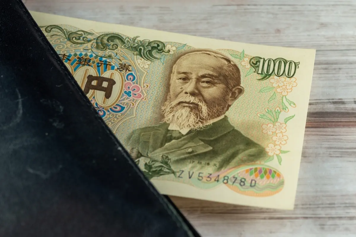 大掃除でボロボロになった「伊藤博文」の千円札を発見！ 銀行で交換してもらえる？ 昔のお金は交換したほうがいいの？