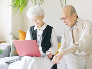 60歳で定年予定です。「500万円」の貯蓄と「1000万円」の退職金が出る予定なので、年金は70歳から繰下げ受給しても大丈夫でしょうか？