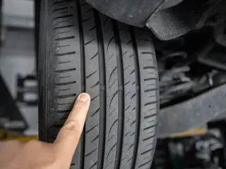 ガソリンスタンドで「タイヤが消耗していて交換しないと危険！」と言われましたがすぐに換えたほうがいいでしょうか？