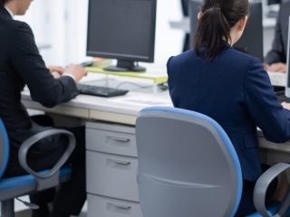 高卒の社会人2年目で「手取り13万円」の一般事務員です。上京した友人は「19万円」くらいもらっているそうですが、この給料なら私も東京に行くべきでしょうか？