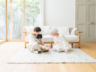 子どもの帰省に毎回「10万円」負担しています。ほかの家庭でも親が負担するのは「当然」なのでしょうか？ 顔を見れてうれしいですが、支出がきついのが本音です…