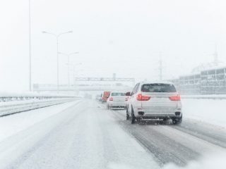 都内出身ですが、車必須の豪雪地帯に「転勤」と言われました。雪道の運転が怖いし不便そうなので、拒否しても問題ないでしょうか…？