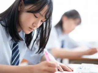 中学生になる子どもの塾代「月3万円」はかかりすぎ？「小学生」から「高校生」の塾代の年間平均額とは？