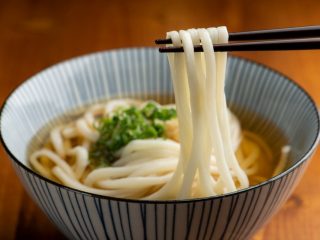 【高コスパ？】毎日の昼食は大手チェーン店の「うどん」です。500円以内でカロリーを稼ぐならこれが最適解ですよね？