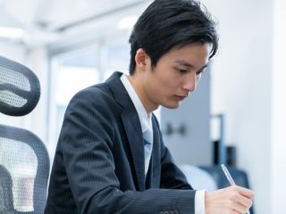 社会人1年目ですが、正社員で手取り月「12万円」です…転職した方がいいでしょうか？