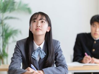 学校の制服や体操服が少しずつ値上げされているので買い替えが負担です。安く抑える方法はないのでしょうか？