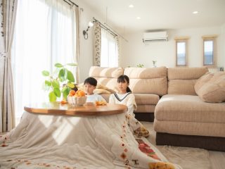 「エアコン」vs「こたつ」1日過ごすなら、どちらが節約できる？ それぞれの電気代を比較