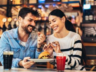 毎週土曜日は妻と外食に出掛けます。月4回の外食は多すぎるでしょうか？ 年間の出費はいくらになりますか？